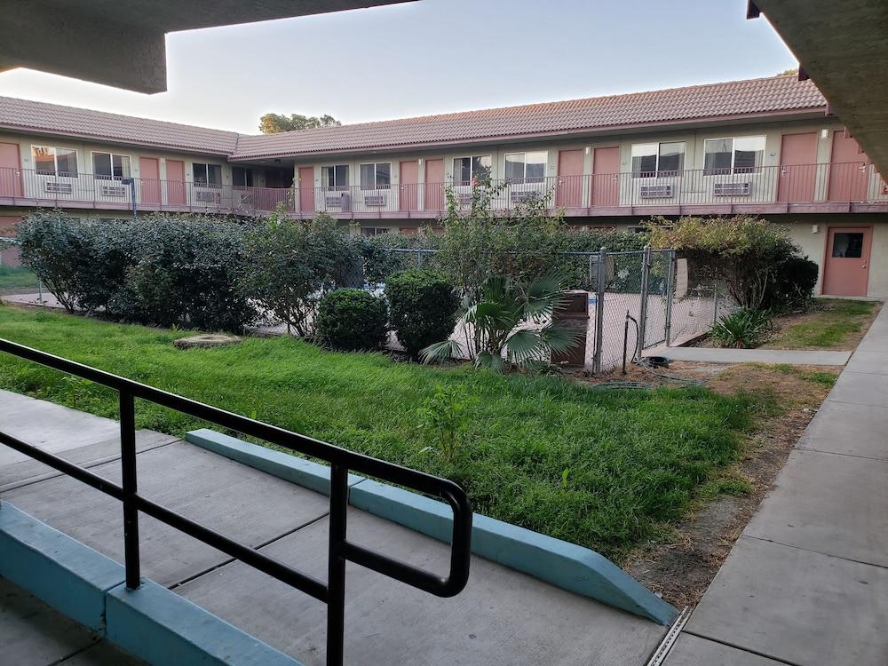 Baymont By Wyndham Coalinga Exterior foto